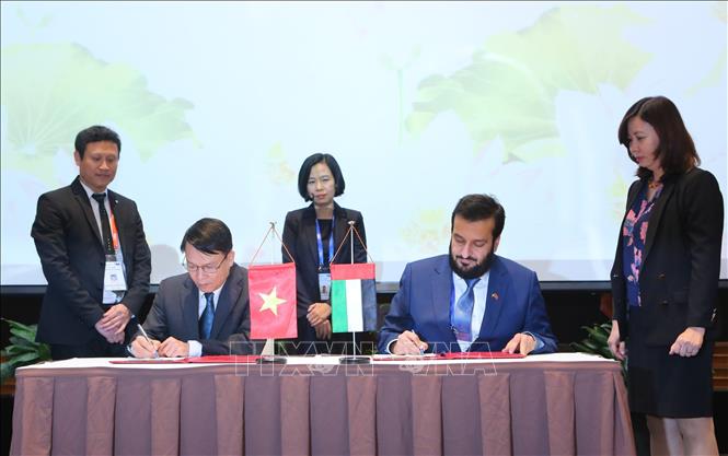 TTXVN hiện có quan hệ hợp tác song phương và đa phương với hơn 40 hãng thông tấn và tổ chức báo chí quốc tế lớn trên thế giới và là Ủy viên Ban chấp hành Tổ chức các hãng thông tấn Châu Á-Thái Bình Dương (OANA). Trong ảnh: Tổng giám đốc TTXVN Nguyễn Đức Lợi và Giám đốc điều hành Hãng thông tấn Nhà nước WAM của Các Tiểu vương quốc Arab thống nhất (UAE) Mohamed Jalal Al Rayssi ký Bản ghi nhớ thiết lập quan hệ hợp tác nghiệp vụ giữa TTXVN và WAM, chiều 19/4/2019, tại Hà Nội. Ảnh: TTXVN