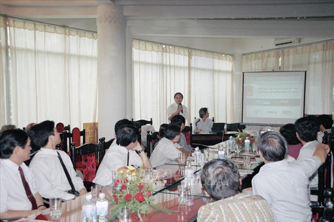 Là một trong những cơ quan báo chí đầu tiên ở Việt Nam hoạt động trên mạng Internet (từ năm 1998), TTXVN hiện cập nhật liên tục tin, bài, ảnh, đồ họa mới nhất, với các phiên bản ngôn ngữ khác nhau trên cổng thông tin chính thức của TTXVN: vnanet.vn. Đây cũng là cổng truy cập cho các cơ quan báo chí và đối tượng có nhu cầu trong cả nước để đăng ký dịch vụ sử dụng các sản phẩm thông tin đa dạng và phong phú của TTXVN. Trong ảnh: Lễ khai trương trang mạng dịch vụ cung cấp thông tin vnanet.vn của TTXVN, ngày 5/9/1997. Ảnh: Nguyễn Dân - TTXVN