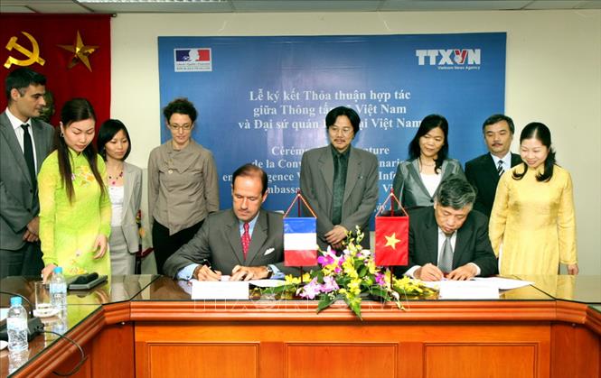 Trong ảnh: Tổng Giám đốc Trần Mai Hưởng và Ngài JEAN FRANCOISGIRAULT, Đại sứ Đặc mệnh toàn quyền Cộng hoà Pháp tại Việt Nam ký thoả thuận hợp tác song phương trong mọi lĩnh vực thông tin (2010). Ảnh: TTXVN