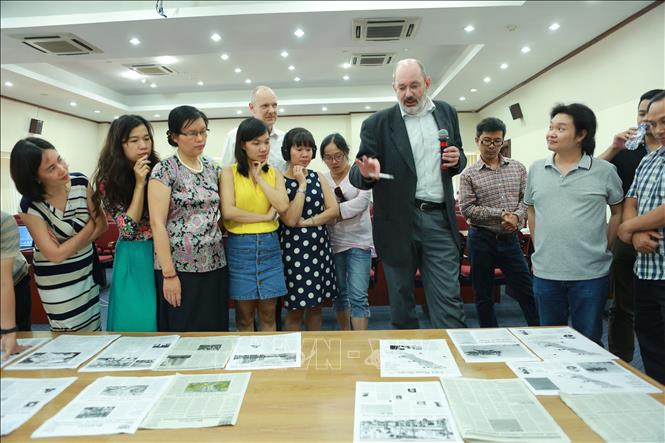 Trong ảnh: Lớp đào tạo kỹ năng làm thông tin đồ họa cho phóng viên, biên tập viên báo VietnamNews (năm 2016). Ảnh: TTXVN