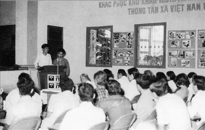 Trong ảnh: TTXVN đào tạo cán bộ, biên tập viên, phóng viên nhiếp ảnh cho Thông tấn xã Campuchia (SPK), năm 1981. Ảnh: Tư liệu TTXVN