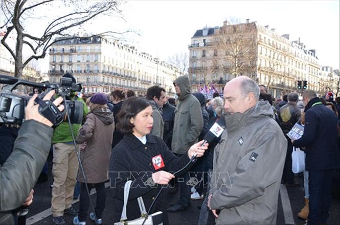 Với hệ thống cơ quan thường trú rộng khắp tại 63 tỉnh, thành trong cả nước và 30 cơ quan thường trú ở nước ngoài đặt tại tất cả 5 châu lục, TTXVN có lực lượng phóng viên tác nghiệp trên khắp mọi miền đất nước và tại hầu hết các địa bàn trọng điểm của thế giới. Trong ảnh: Nhà báo Phạm Bích Hà, Trưởng CQTT TTXVN tại Paris, phỏng vấn người dân tham gia cuộc tuần hành lịch sử phản đối khủng bố tại Paris, ngày 11/1/2015. Ảnh: TTXVN