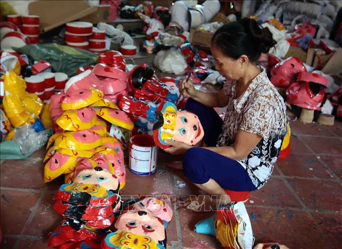 Photo: Making traditional masks at the Ong Hao hundreds-year-old craft village in Yen My district, the northern province of Hung Yen. VNA Photo: Phạm Kiên