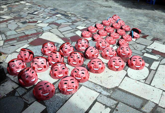Photo: Drying painted masks at the Ong Hao hundreds-year-old craft village in Yen My district, the northern province of Hung Yen. VNA Photo: Phạm Kiên