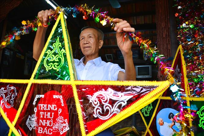 Photo: Large-sized star-shaped lanterns are made at Bao Dap craft village in Nam Truc district, the northern province of Nam Dinh. VNA Photo: Công Luận