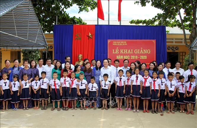 Trong ảnh: Bộ trưởng Phùng Xuân Nhạ với học sinh Trường tiểu học Tân Hoá, huyện Minh Hóa (Quảng Bình). Ảnh: Văn Tý-TTXVN