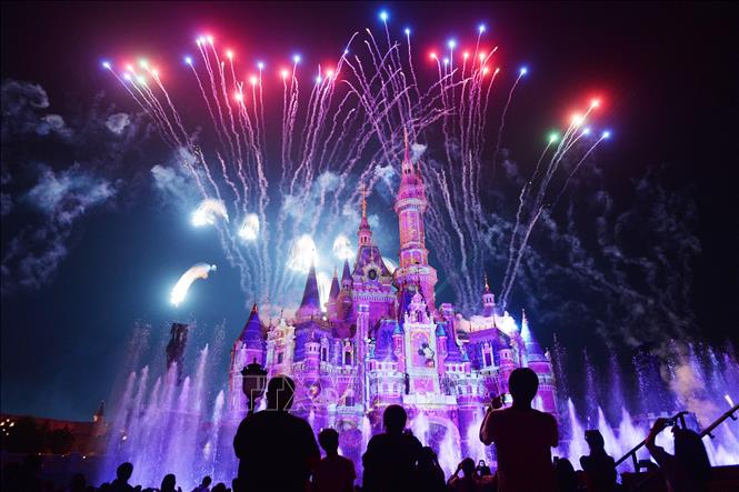 Trong ảnh: Du khách chiêm ngưỡng màn bắn pháo hoa  tại Công viên giải trí Disneyland ở thành phố Thượng Hải, Trung Quốc. Ảnh: AFP/TTXVN