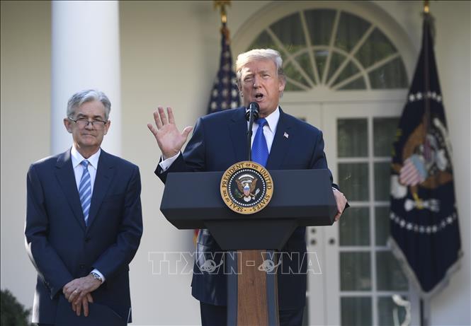 Trong ảnh: (tư liệu)  Tổng thống Mỹ  Donald Trump (phải) và Chủ tịch FED Jerome Powell (trái) tại cuộc họp báo ở Washington, DC. Ảnh: AFP/TTXVN