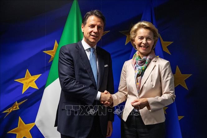Trong ảnh: Chủ tịch Ủy ban châu Âu (EC) vừa đắc cử Ursula von der Leyen  (phải) và Thủ tướng Italy  Giuseppe Conte (trái) tại cuộc gặp ở Brussels, Bỉ ngày 11/9. Ảnh: AFP/TTXVNN