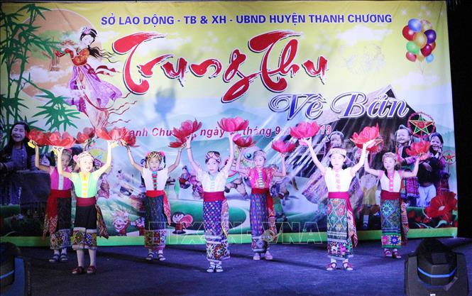 Trong ảnh: Một tiêt mục múa của học sinh trong chương trình “Trung thu về bản”. Ảnh: Nguyễn Oanh-TTXVN