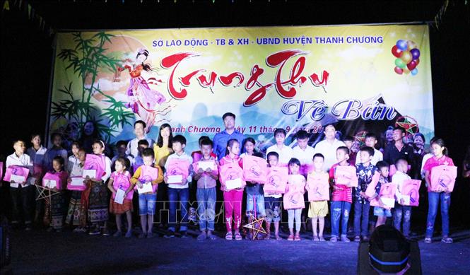 Trong ảnh: Trao quà Trung thu cho trẻ em vùng tái định cư thủy điện Bản Vẽ. Ảnh: Nguyễn Oanh-TTXVN