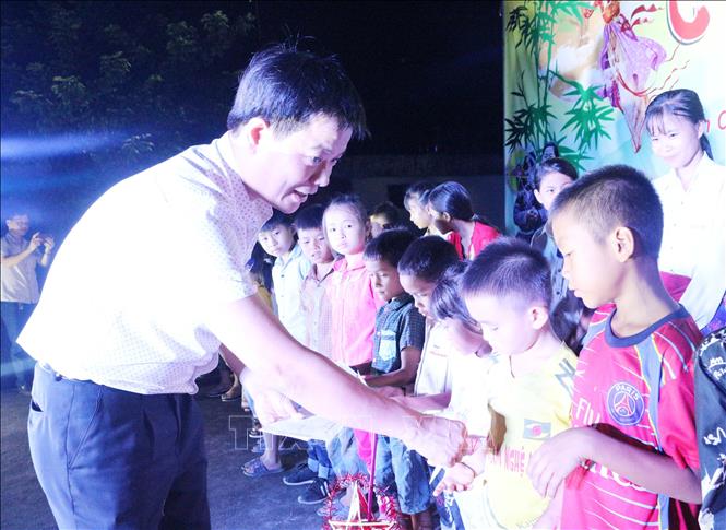 Trong ảnh: Ông Tạ Hữu Hùng, Giám đốc Nhà máy thủy điện Bản Vẽ trao quà cho học sinh nghèo vượt khó. Ảnh: Nguyễn Oanh-TTXVN