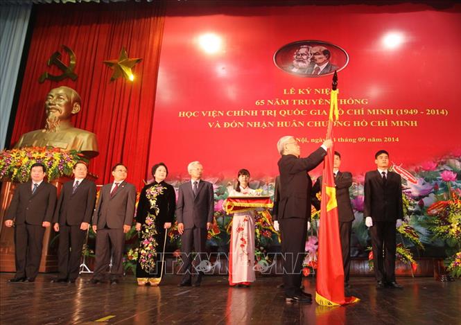 Trong ảnh: Tổng Bí thư Nguyễn Phú Trọng trao tặng Huân chương Hồ Chí Minh của Đảng, Nhà nước cho Học viện Chính trị quốc gia Hồ Chí Minh tại Lễ kỷ niệm 65 năm truyền thống (1949 - 2014), ngày 24/9/2014. Ảnh: Trí Dũng – TTXVN