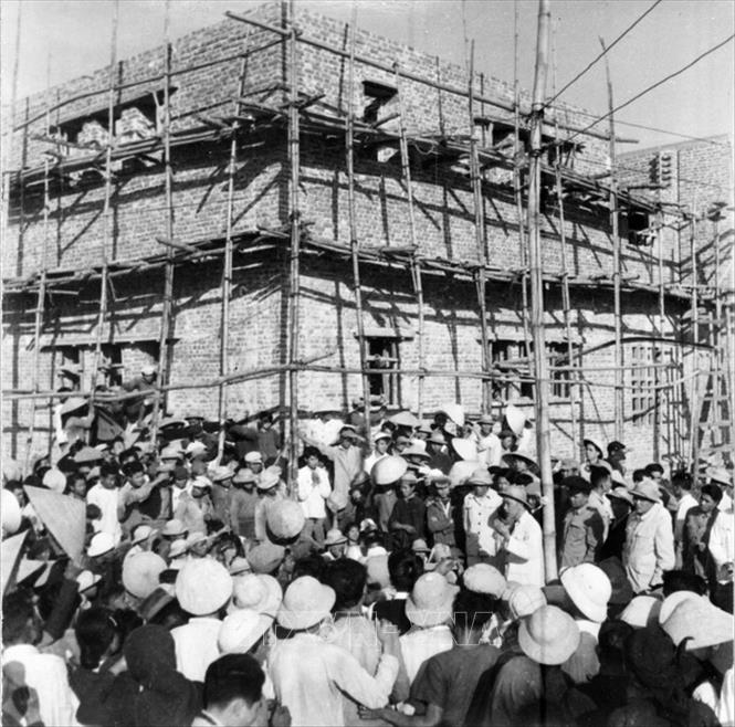 Trong ảnh: Chủ tịch Hồ Chí Minh đến thăm công nhân trên công trường xây dựng Trường Đảng Nguyễn Ái Quốc, ngày 16/12/1958. Ảnh: TTXVN