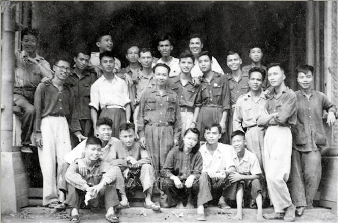 Trong ảnh: Đồng chí Trường Chinh với học viên Trường Nguyễn Ái Quốc (năm 1951). Ảnh: Tư liệu TTXVN 