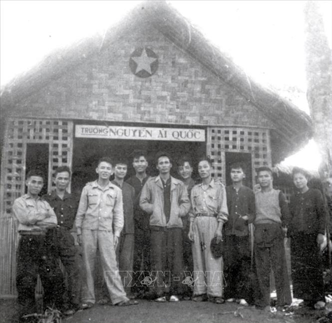 Trong ảnh: Đồng chí Phạm Văn Đồng với học viên Trường Nguyễn Ái Quốc (năm 1949). Ảnh: Tư liệu TTXVN 