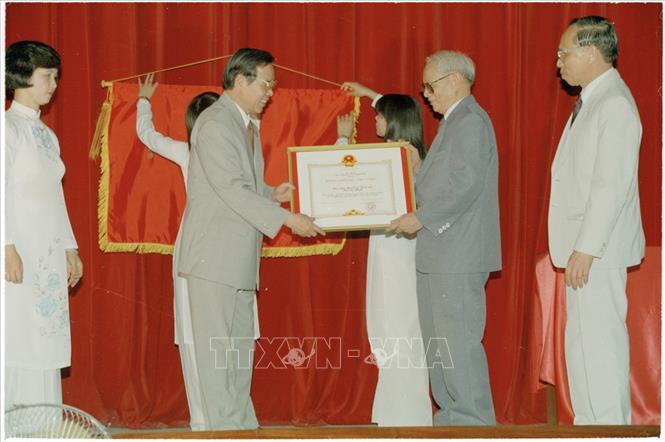 Trong ảnh: Phó Thủ tướng Thường trực Chính phủ Phan Văn Khải trao Huân chương Sao vàng của Đảng, Nhà nước tặng Học viện Chính trị quốc gia Hồ Chí Minh, sáng 16/5/1996. Ảnh: Xuân Lâm - TTXVN