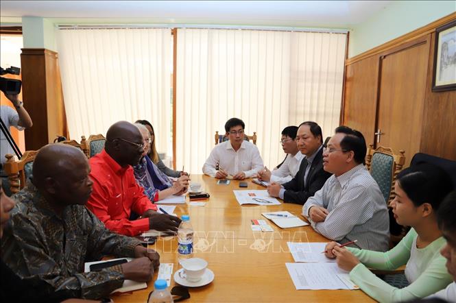 Trong ảnh: Đoàn đại biểu Học viện Chính trị quốc gia Hồ Chí Minh, do Phó Giám đốc Học viện Lê Quốc Lý dẫn đầu, làm việc với đoàn Đảng Cộng sản Nam Phi, do Phó Tổng Thư ký thứ nhất Solly Mapaila dẫn đầu, ngày 17/1/2019, trong chuyến thăm và làm việc tại Cộng hòa Nam Phi. Ảnh: Phi Hùng - TTXVN 
