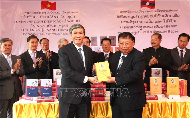 Trong ảnh: Đồng chí Đinh Thế Huynh, Ủy viên Bộ Chính trị, Bí thư Trung ương Đảng, Trưởng Ban Tuyên giáo Trung ương trao Tuyển tập 