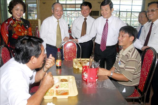 Trong ảnh: Đồng chí Trương Tấn Sang, Uỷ viên Bộ Chính trị, Thường trực Ban Bí thư thăm căng tin của Học viện Chính trị - Hành chính quốc gia Hồ Chí Minh tại TP Hồ Chí Minh, ngày 5/8/2010. Ảnh: Hoàng Hải - TTXVN