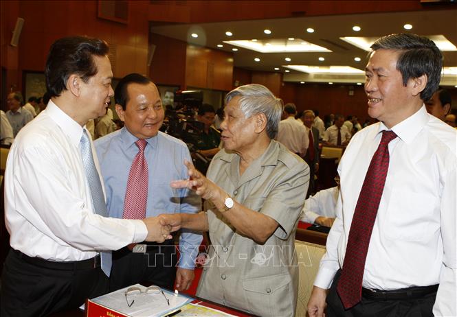Trong ảnh: Thủ tướng Nguyễn Tấn Dũng và nguyên Tổng Bí thư Lê Khả Phiêu dự Hội thảo khoa học 