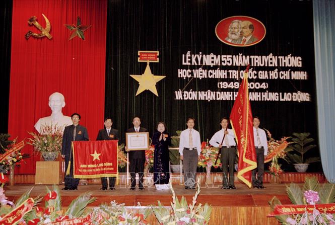 Trong ảnh: Phó Chủ tịch nước Trương Mỹ Hoa trao Danh hiệu Anh hùng Lao động thời kỳ đổi mới của Chủ tịch nước tặng Học viện Chính trị quốc gia Hồ Chí Minh, ngày 25/10/2004. Ảnh: Nguyễn Dân - TTXVN