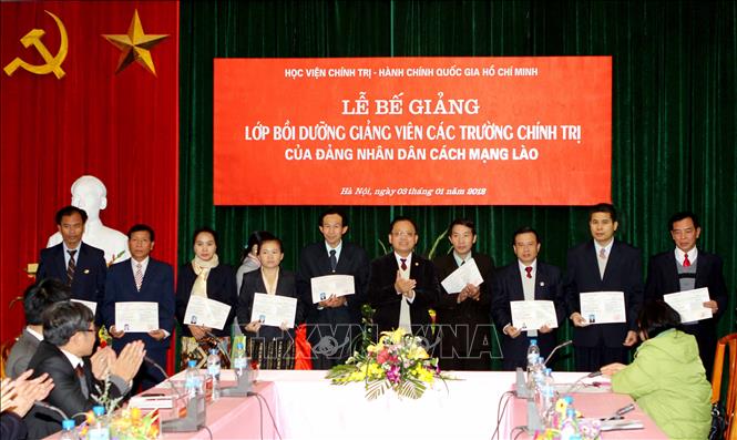 Trong ảnh: Phó giám đốc Học viện Chính trị - Hành chính quốc gia Hồ Chí Minh Lê Quốc Lý trao chứng chỉ cho các học viên tại Lễ bế giảng lớp bồi dưỡng giảng viên các trường chính trị của Đảng Nhân dân Cách mạng Lào, ngày 3/1/2012. Ảnh: An Đăng - TTXVN