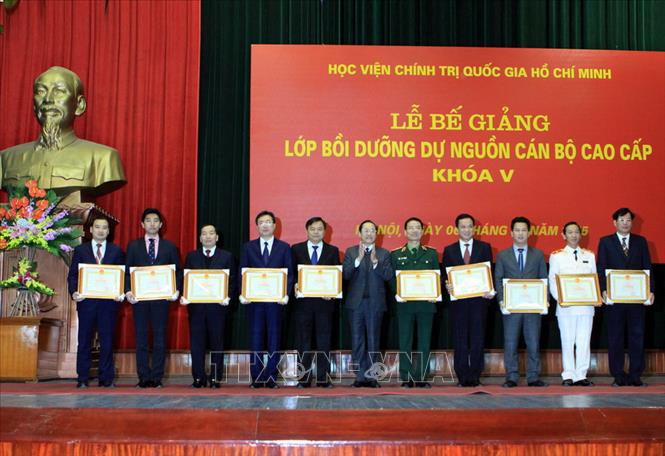 Trong ảnh: Các học viên xuất sắc Lớp bồi dưỡng dự nguồn cán bộ cao cấp khóa V được nhận Bằng khen tại Lễ bế giảng Khóa, ngày 6/2/2015. Ảnh: Nguyễn Dân - TTXVN