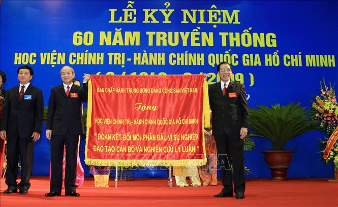 Trong ảnh: Ngày 25/9/2009, tại Hà Nội, Tổng Bí thư Nông Đức Mạnh đến dự và trao tặng bức trướng của BCHTW Đảng cho Học viện Chính trị - Hành chính quốc gia Hồ Chí Minh tại Lễ kỷ niệm 60 năm truyền thống Học viện (9/1949 - 9/2009). Ảnh: Đinh Xuân Tuân - TTXVN