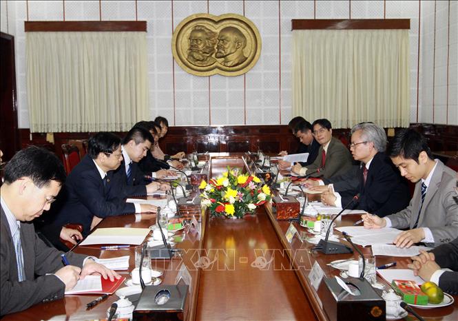 Trong ảnh: Sáng 22/3/2012, tại Hà Nội, đồng chí Tạ Ngọc Tấn, Ủy viên Trung ương Đảng, Giám đốc Học viện Chính trị - Hành chính Quốc gia Hồ Chí Minh hội đàm với đồng chí Lý Cảnh Điền, Ủy viên Trung ương Đảng, Phó Hiệu trưởng Thường trực Trường Đảng Trung ương, Trưởng đoàn đại biểu Đảng Cộng sản Trung Quốc sang thăm và làm việc tại Việt Nam. Ảnh: Doãn Tấn - TTXVN