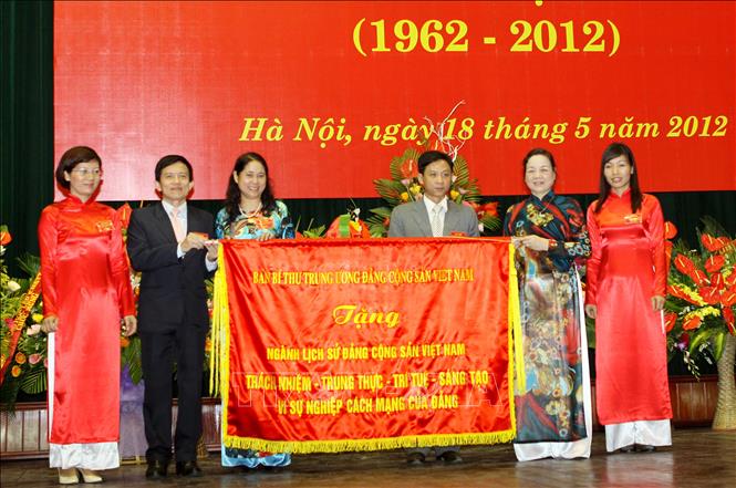 Trong ảnh: Ngày 18/5/2012, tại Hà Nội, Học viện Chính trị - Hành chính quốc gia Hồ Chí Minh tổ chức Lễ kỷ niệm 50 năm ngành Lịch sử Đảng. Đồng chí Hà Thị Khiết, Bí thư Trung ương Đảng, Trưởng Ban Dân vận Trung ương đến dự và trao bức trướng của Ban Bí thư TƯ Đảng tặng ngành Lịch sử Đảng Việt Nam. Ảnh: An Đăng – TTXVN