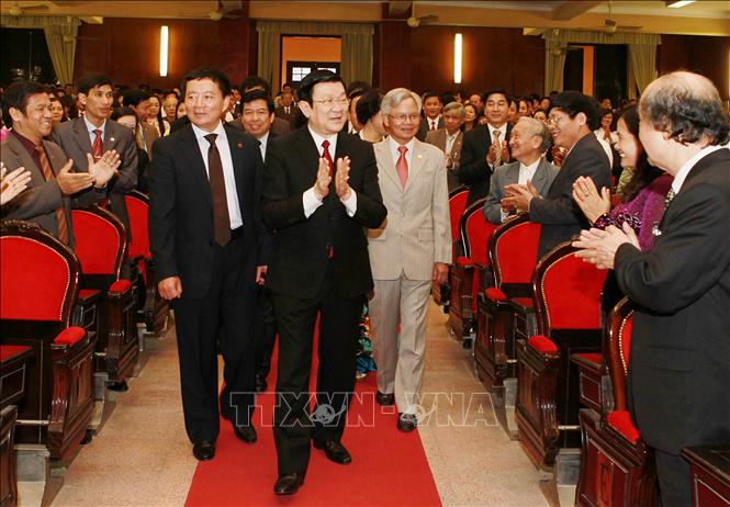 Trong ảnh: Sáng 19/11/2012, Chủ tịch nước Trương Tấn Sang đến thăm cán bộ, giảng viên, học viên Học viện Chính trị - Hành chính quốc gia Hồ Chí Minh nhân kỷ niệm 30 năm ngày Nhà giáo Việt Nam (20/11/1982 - 20/11/2012. Ảnh: Nguyễn Khang - TTXVN
