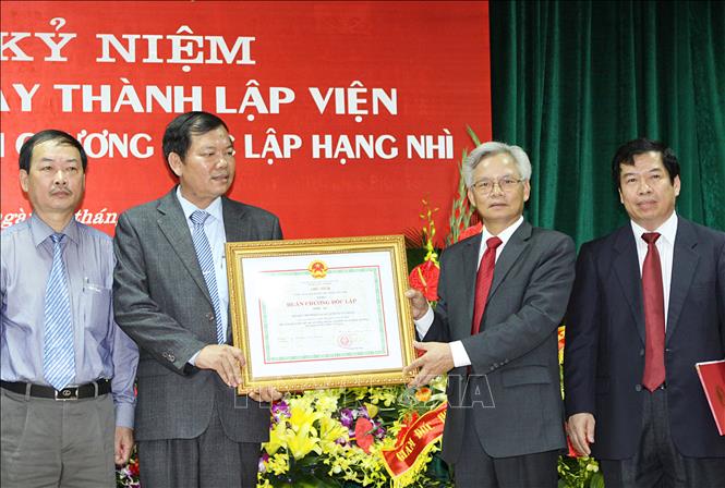 Trong ảnh: Sáng 17/8/2012, tại Hà Nội, Viện Hồ Chí Minh và các lãnh tụ của Đảng (Học viện Chính trị - Hành chính quốc gia Hồ Chí Minh) kỷ niệm 25 năm Ngày thành lập (19/8/1987 – 19/8/2012) và đón nhận Huân chương Độc lập hạng Nhì. Ảnh: Dương Giang - TTXVN