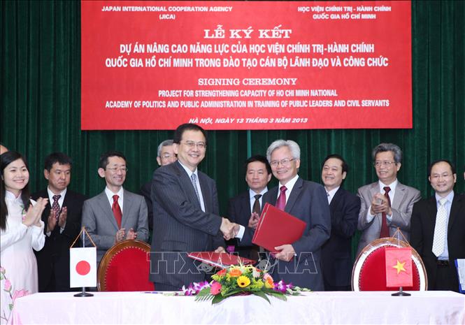 Trong ảnh: Ngày 13/3/2013, tại Hà Nội, Học viện Chính trị - Hành chính quốc gia Hồ Chí Minh và Cơ quan Hợp tác quốc tế Nhật Bản (JICA) ký kết Dự án nâng cao năng lực của Học viện Chính trị - Hành chính Quốc gia Hồ Chí Minh trong công tác đào tạo cán bộ lãnh đạo và công chức. Ảnh: Lâm Khánh - TTXVN