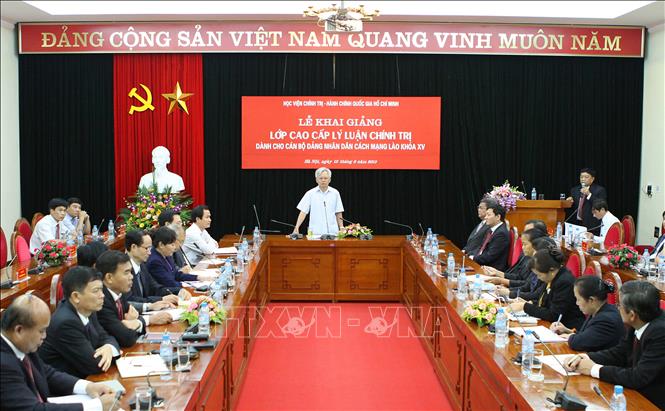 Trong ảnh: Ngày 12/8/2013, tại Hà Nội, Học viện Chính trị - Hành chính quốc gia Hồ Chí Minh tổ chức Lễ khai giảng Lớp Cao cấp Lý luận Chính trị dành cho cán bộ Đảng Nhân dân Cách mạng Lào (khóa XV). Ảnh: Dương Giang – TTXVN