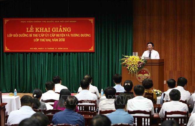 Trong ảnh: Giáo sư, Tiến sĩ Nguyễn Xuân Thắng, Bí thư Trung ương Đảng, Giám đốc Học viện Chính trị Quốc gia Hồ Chí Minh dự và phát biểu tại Lễ khai giảng Lớp bồi dưỡng Bí thư cấp ủy cấp huyện và tương đương (lớp thứ hai, năm 2018) tại Hà Nội, sáng 11/9/2018. Ảnh: Dương Giang - TTXVN