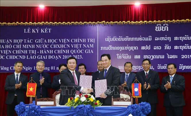 Trong ảnh: Giám đốc Học viện Chính trị quốc gia Hồ Chí Minh Nguyễn Xuân Thắng (trái) và Giám đốc Học viện Chính trị-Hành chính quốc gia Lào Thongsalith Mangnomek ký Thỏa thuận hợp tác giai đoạn 2019 - 2023, ngày 15/1/2019, tại Thủ đô Vientiane. Ảnh: Xuân Tú – TTXVN
