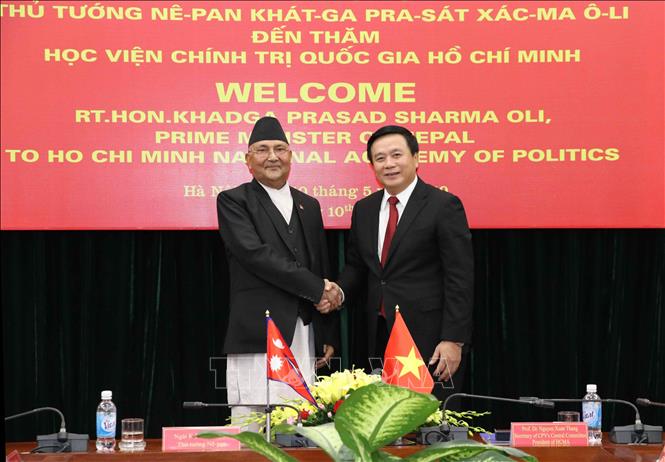 Trong ảnh: GS, TS Nguyễn Xuân Thắng, Bí thư Trung ương Đảng, Chủ tịch Hội đồng Lý luận Trung ương, Giám đốc Học viện Chính trị Quốc gia Hồ Chí Minh đón Thủ tướng Nepal Khadga Prasad Sharma Oli đến thăm Học viện, ngày 10/5/2019, trong chuyến thăm chính thức Việt Nam. Ảnh: Văn Điệp – TTXVN