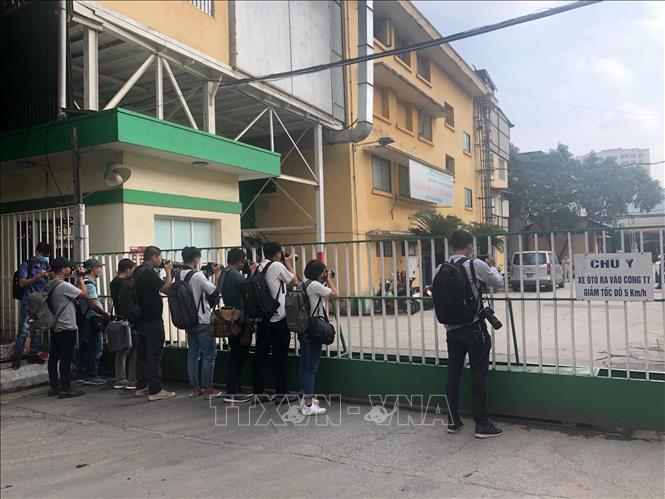 Trong ảnh: Rất đông phóng viên các cơ quan báo chí đã có mặt bên ngoài cổng Công ty Rạng Đông để đưa tin về sự kiện đang được dư luận đặc biệt quan tâm trong nửa tháng qua, từ ngày 28/8. Ảnh: Trần Việt - TTXVN