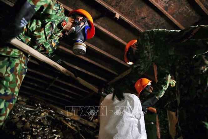 Trong ảnh: Lực lượng Binh chủng Hoá học thu gom chất thải, giải phóng hiện trường để tiến hành tẩy độc mặt nền nhà xưởng. Ảnh: Dương Giang - TTXVN