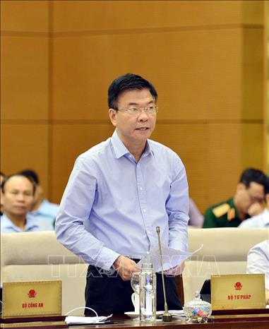 Trong ảnh: Bộ trưởng Bộ Tư pháp Lê Thành Long trình bày báo cáo tóm tắt về công tác thi hành án. Ảnh: Trọng Đức - TTXVN