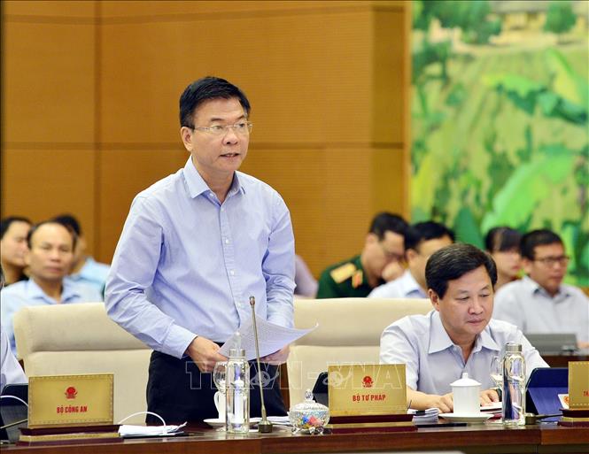 Trong ảnh: Bộ trưởng Bộ Tư pháp Lê Thành Long trình bày báo cáo tóm tắt về công tác thi hành án. Ảnh: Trọng Đức - TTXVN