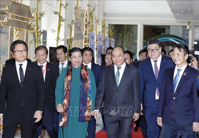 Trong ảnh: Thủ tướng Nguyễn Xuân Phúc, Phó Chủ tịch Quốc hội Tòng Thị Phóng và các đại biểu. Ảnh: Thống Nhất - TTXVN 
