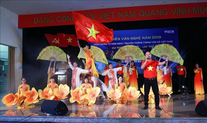 Trong ảnh: Tiết mục tham dự hội diễn mang tên “Rạng rỡ Việt Nam” của đơn vị Báo Tin tức. Ảnh: Trọng Đạt - TTXVN