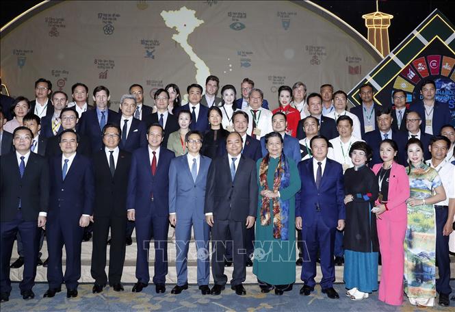 Trong ảnh: Thủ tướng Nguyễn Xuân Phúc, Phó Chủ tịch Thường trực Quốc hội Tòng Thị Phóng và các đại biểu. Ảnh: Thống Nhất - TTXVN 
