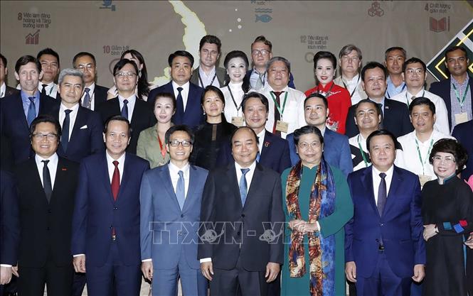 Trong ảnh: Thủ tướng Nguyễn Xuân Phúc, Phó Chủ tịch Thường trực Quốc hội Tòng Thị Phóng và các đại biểu. Ảnh: Thống Nhất - TTXVN 
