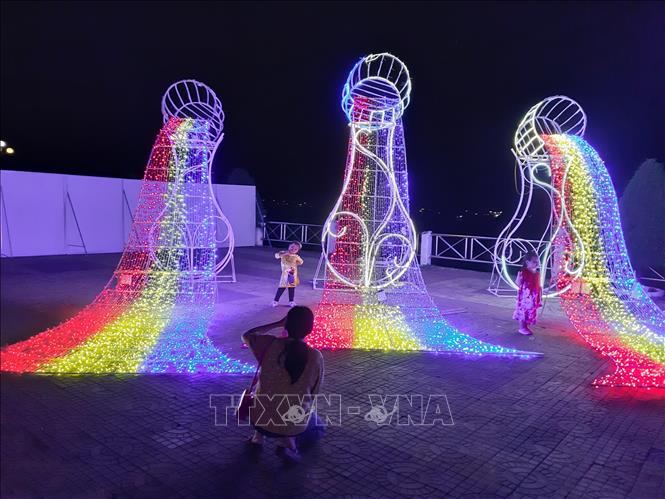 Trong ảnh: Các mô hình đèn LED tại lễ hội. Ảnh: Ánh Tuyết - TTXVN