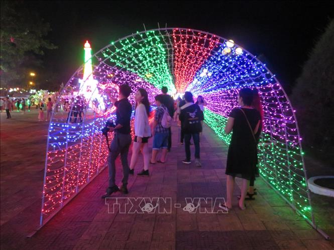 Trong ảnh: Các mô hình đèn LED tại lễ hội. Ảnh: Ánh Tuyết - TTXVN