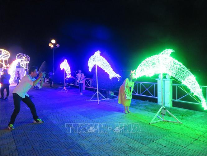 Trong ảnh: Các mô hình đèn LED tại lễ hội. Ảnh: Ánh Tuyết - TTXVN