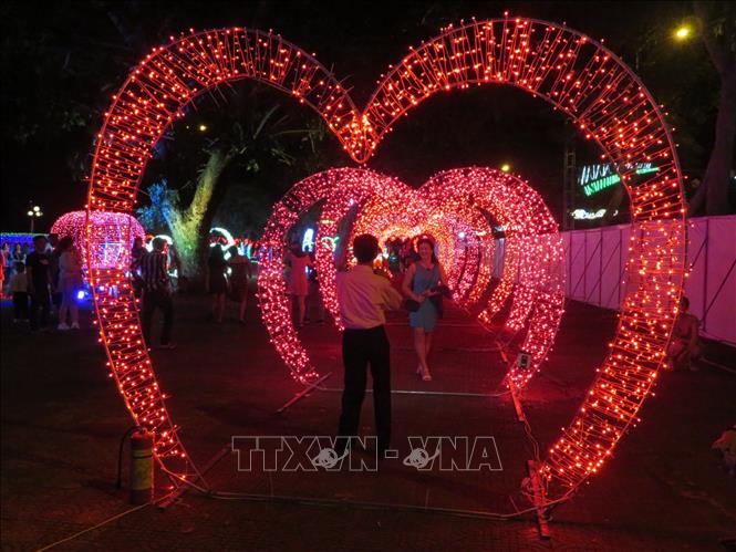 Trong ảnh: Sự kiện diễn ra từ 16 giờ 30 đến 23 giờ hàng ngày, từ ngày 12 đến 18/9. Ảnh: Ánh Tuyết - TTXVN